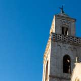 Si presenta diviso in tre ordini: in quello inferiore (probabilmente del X secolo) con archetti ciechi si aprono sei monofore, mentre la parte sommitale termina con una piramide cuspidata
